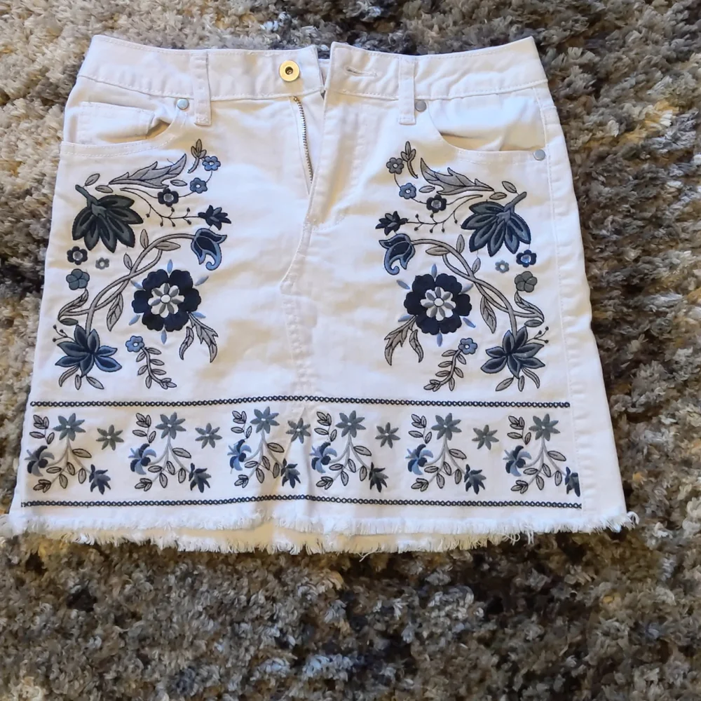 Altar'd State XS floral white jean skirt - Picture 1 of 9